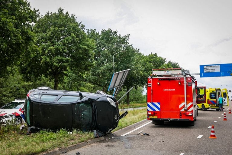De auto sloeg over de kop (foto: Persbureau Heitink).