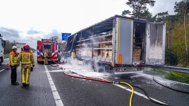 De vrachtwagen is geladen met houtHet verkeer is stilgezet zodat de brandweer kan blussen (foto: Dave Hendriks/SQ Vision).