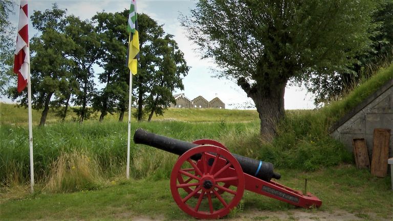 De boten- en torpedoloodsen op de achtergrond van Fort Sabina. (foto: Raoul Cartens)