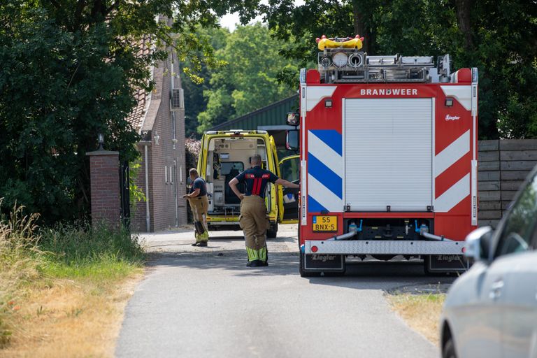 Diverse hulpverleners kwamen naar het terrein aan de Maststraat in Nispen (foto: Christian Traets/SQ Vision).