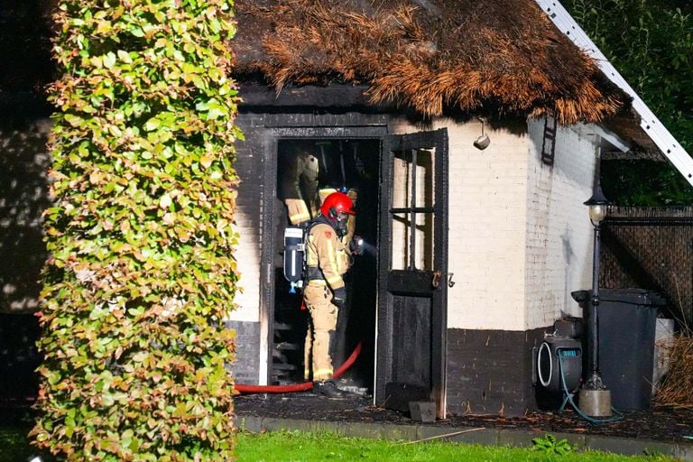 Het pompenhuis in Deurne liep bij de brand aanzienlijke schade op (foto: Harrie Grijseels/SQ Vision).