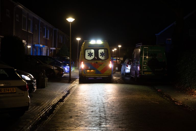 Het slachtoffer is na de steekpartij in Sprundel in een ambulance naar een ziekenhuis gebracht (foto: Christian Traets/SQ Vision).