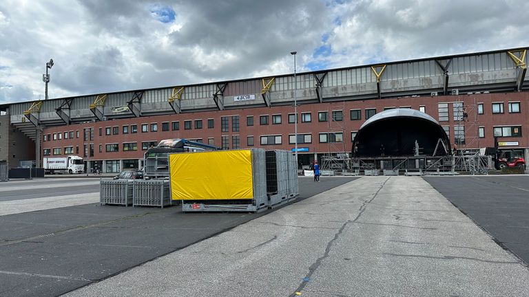 Het podium voor de mogelijke huldiging wordt bij het stadion opgebouwd.