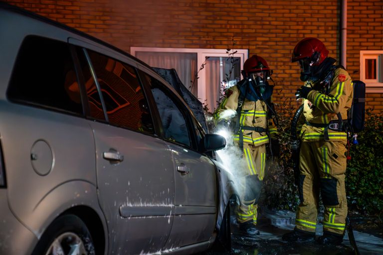 Auto verwoest bij brand (foto: Dave Hendriks/SQ Vision).