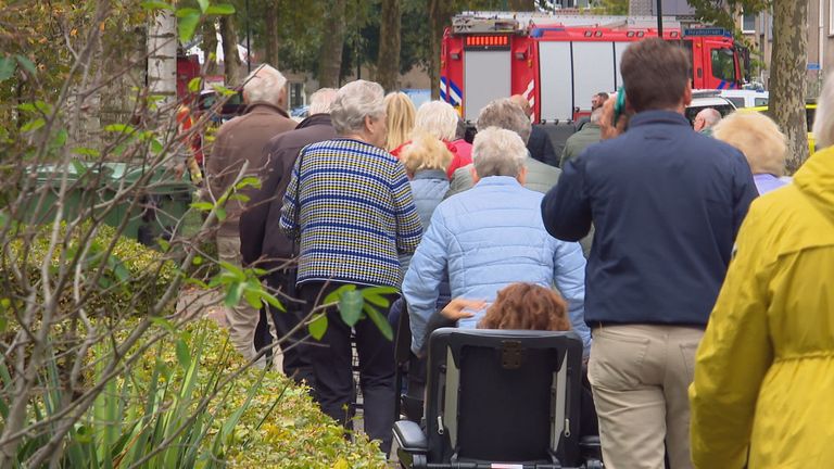 Stoet van senioren op weg terug naar huis (foto: Omroep Brabant).