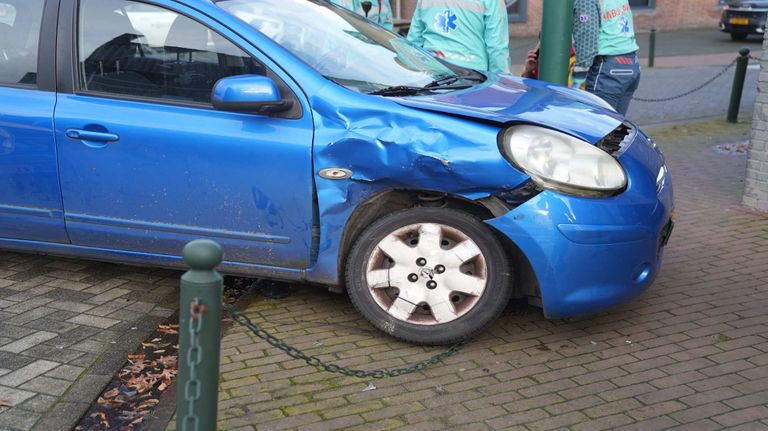 Auto en pakketbus botsen op kruising (foto: SQ Vision).