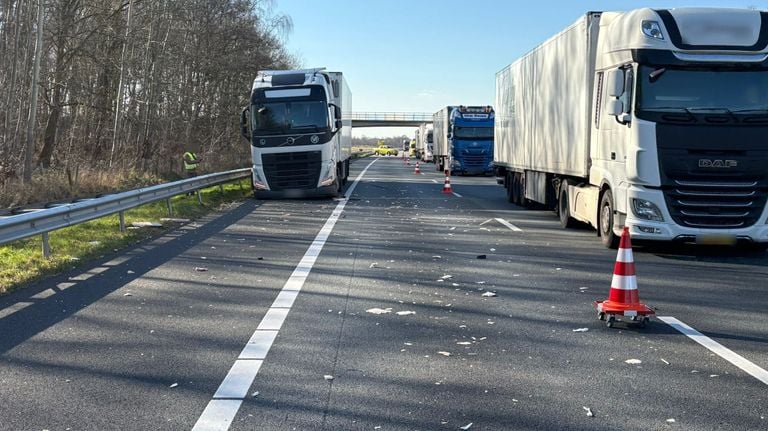 Er ligt een hoop rommel op de weg na het ongeluk (foto: Rijkswaterstaat).