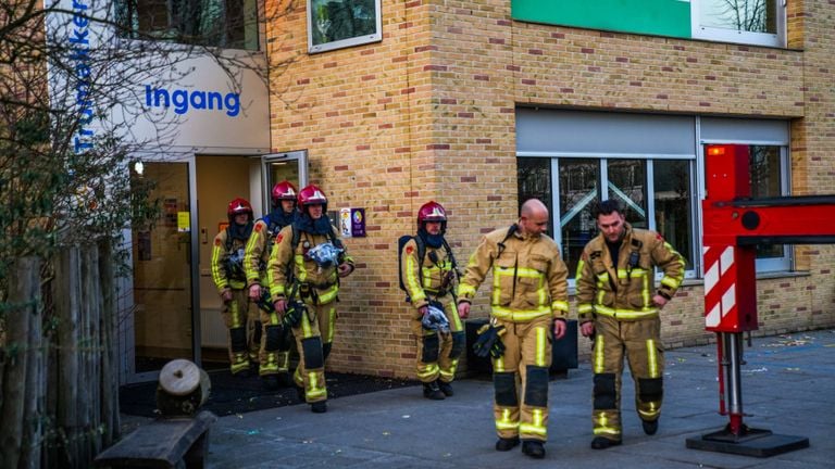 Brandweerlieden inspecteerden het pand van binnen en buiten (foto: Dave Hendriks/Persbureau Heitink).