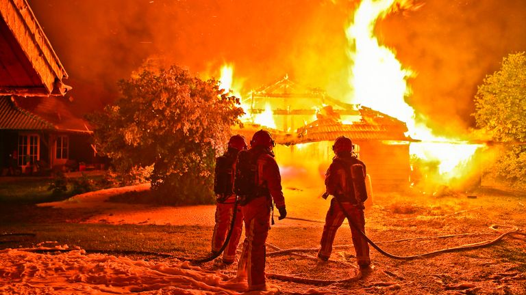 De brandweer bluste het vuur in Hulsel (foto: Rico Vogels/SQ Vision).