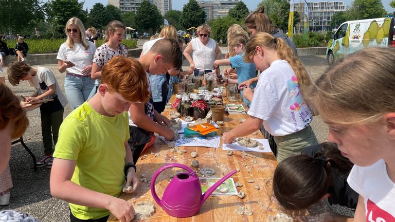 300 Brabantse kinderen deden maandag mee aan de dag van de biodiversiteit (foto: René van Hoof).