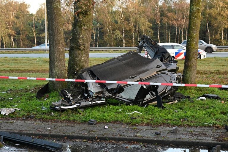 Overal liggen brokstukken van de gecrashte auto (foto: Toby de Kort/SQ Vision).