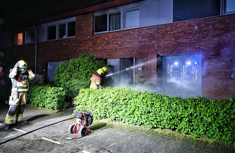 Het huis aan de Wim van Baaststraat in Oisterwijkstond vol rook (foto: Toby de Kort/SQ Vision).