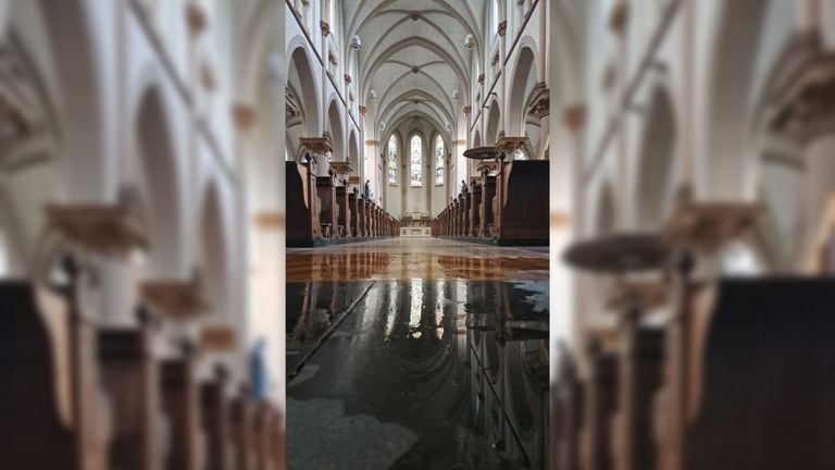 Het hemelwater verzamelt zich in een plas op de vloer van de Houtse kerk (foto: Miranda van Bragt)