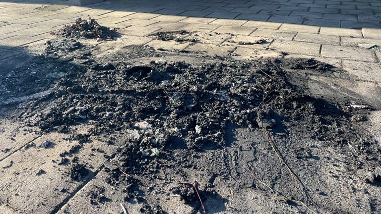 Op de plek waar de bus stond is roet en glas achtergebleven (foto: Imke van de Laar/Omroep Brabant).