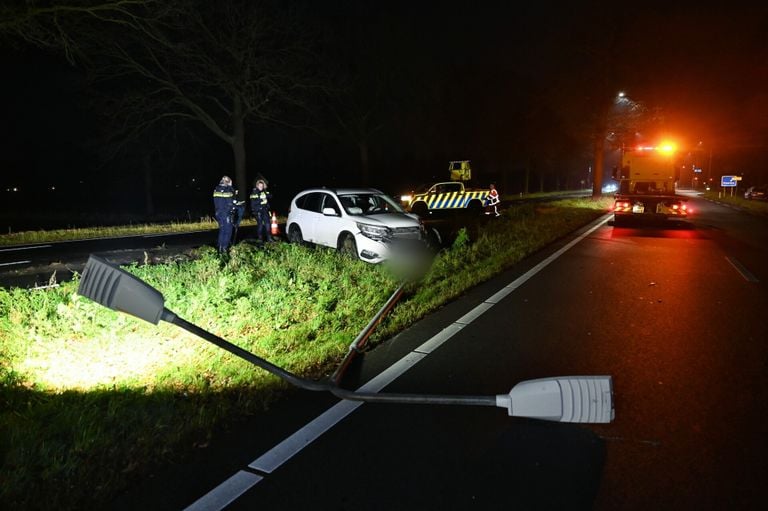 De vrouw reed met haar de auto een lichtmast in de middenberm van de N65 omver (foto: Toby de Kort/SQ Vision).