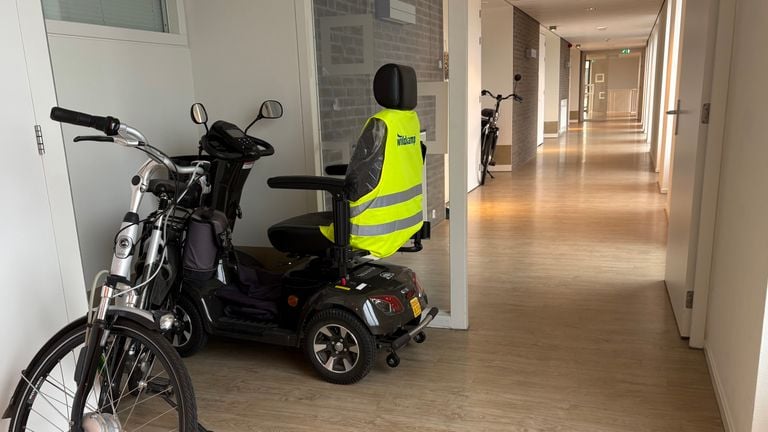 De scootmobiel mag niet langer op deze plek staan (foto: Erik Peeters) 