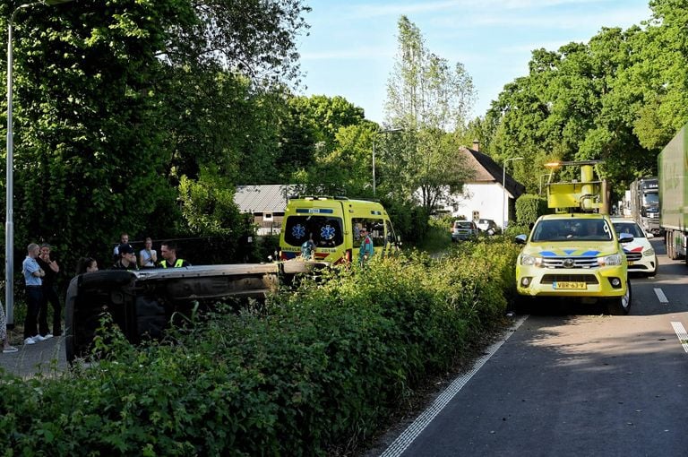 Er ontstond een file na het ongeluk, onder meer Rijkswaterstaat werd ingeschakeld (foto: Toby de Kort/Persbureau Heitink).