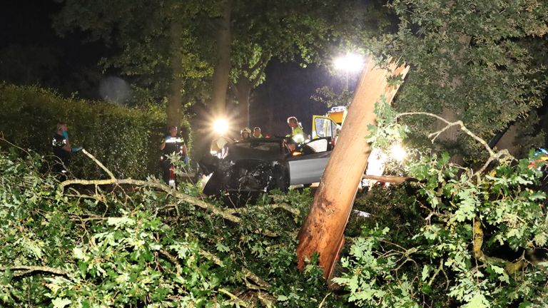 De auto vloog op het Looieind in Erp uit de bocht en crashte (foto: Kevin Kanters/SQ Vision).