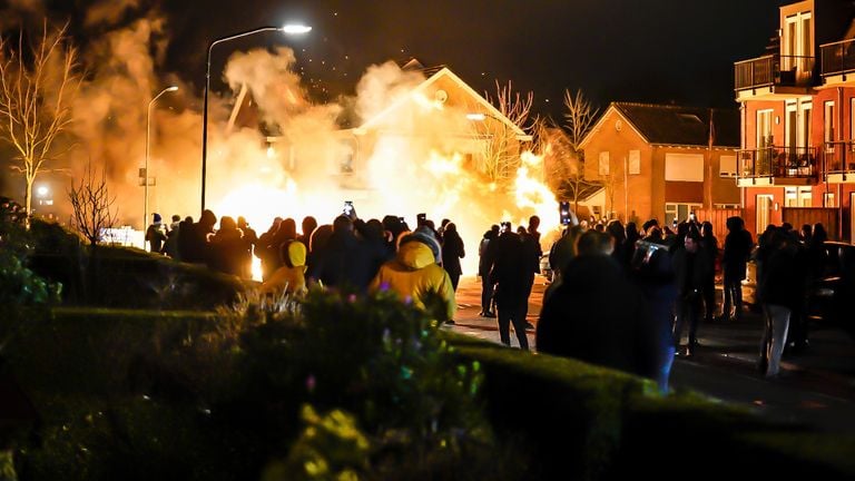 Honderden mensen kwamen kijken bij de autobranden in Veen (foto: SQ Vision)