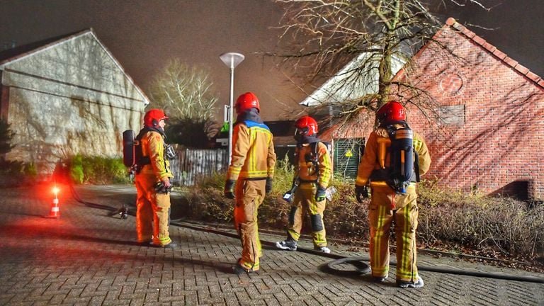 Brandweermannen bij het verdeelstation. (foto: Rico Vogels/SQ Vision Mediaprodukties)