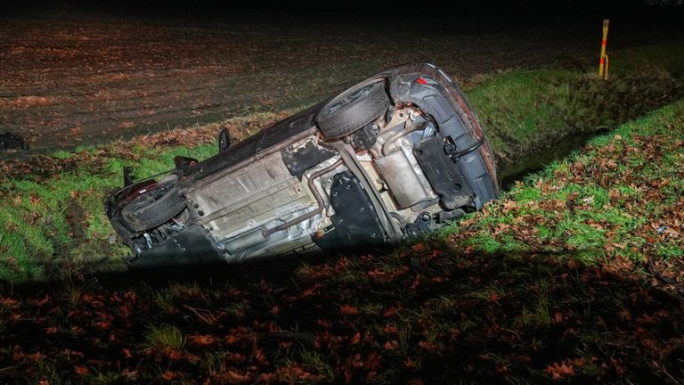 Auto in de sloot (beeld: Harrie Grijseels/SQ Vision Mediaprodukties).