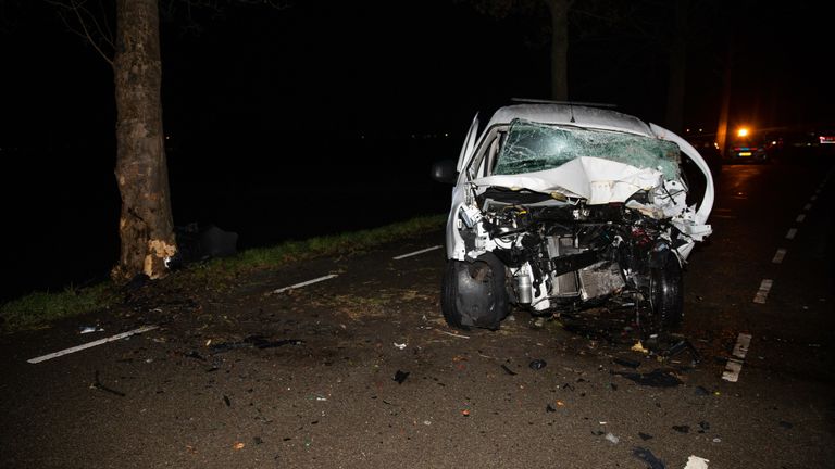 Van de auto bleef na de botsing in Oud Gastel weinig over (foto: Christian Traets/SQ Vision).