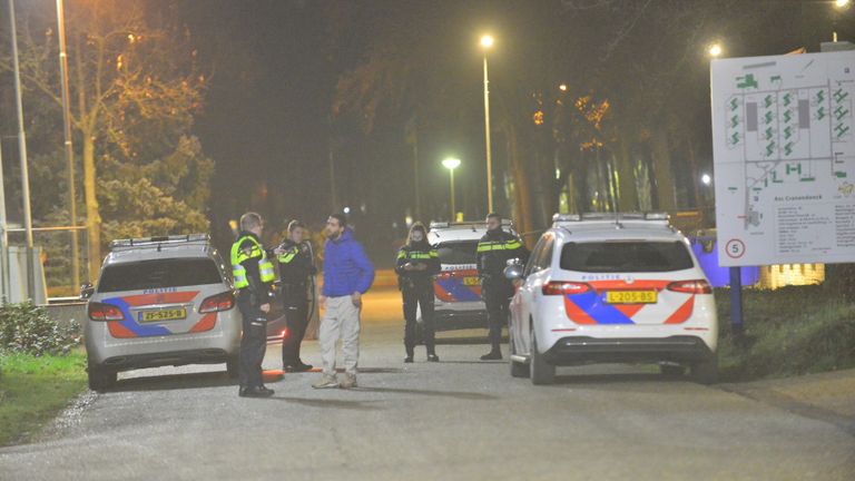 De melding van de steekpartij bij het azc in Budel kwam donderdag rond middernacht binnen (foto: Johan Bloemers/SQ Vision).