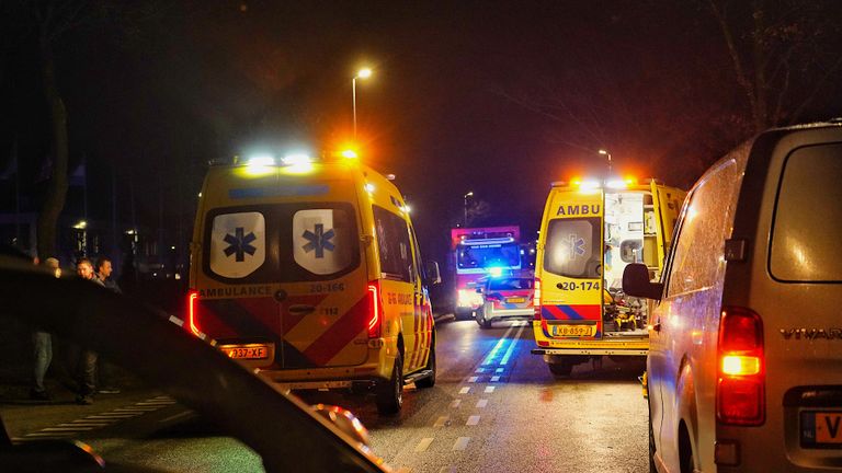 Diverse hulpverleners werden opgeroepen na de aanrijding in Dongen (foto: Jeroen Stuve/SQ Vision). 