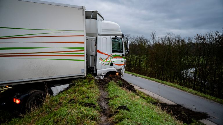 De vrachtwagen kwam tot stilstand op de aarden wal (foto: Jack Brekelmans/SQ Vision).