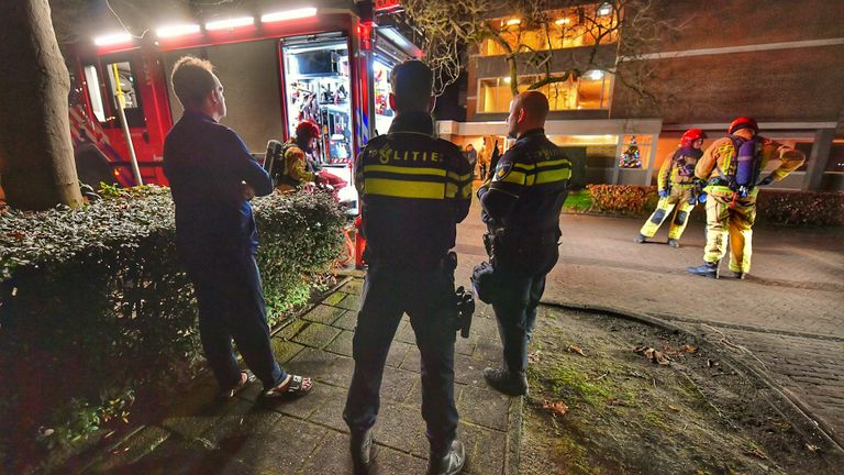 De brand in het appartementencomplex in Waalre zou ontstaan zijn door een combinatie van kaarsen en kunstgras (foto: Rico Vogels/SQ Vision).. 