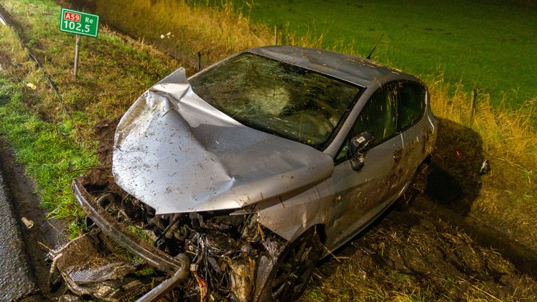 De zwaar beschadigde auto (foto: Mathijs Bertens/SQ Vision).