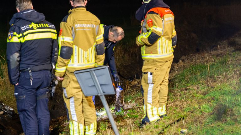 Tijdens het onderzoek werd een lachgasfles gevonden (foto: Mathijs Bertens/SQ Vision).