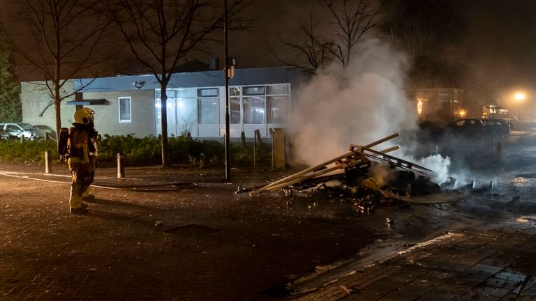 De smeulende resten na de zoveelste brand in Veen (foto: Jurgen Versteeg/SQ Vision).