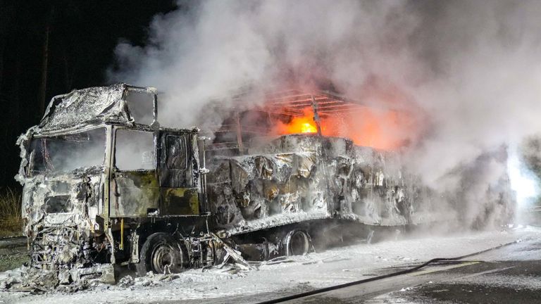 De vrijwel uitgebrande vrachtwagen (foto: Harrie Grijseels/SQ Vision Mediaprodukties).