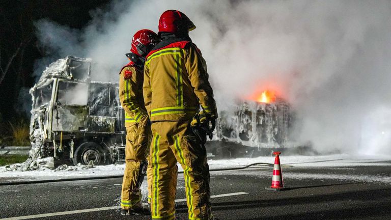 De brandweer laat het voertuig uitbranden (foto: Harrie Grijseels/SQ Vision Mediaprodukties).