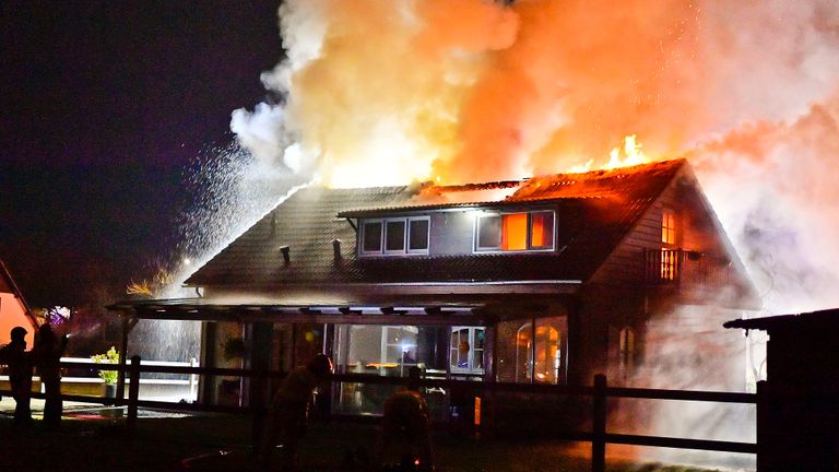 Er is weinig heel gebleven van het huis (foto: Rico Vogels/SQ Vision).