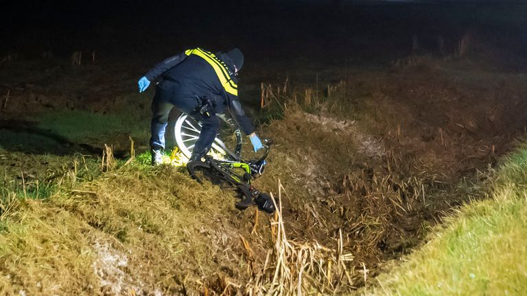 Een agent heeft de fiets uit de sloot gevist (foto: Gabor Heeres/SQ Vision Mediaprodukties).