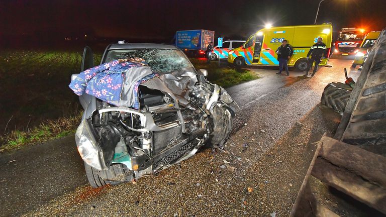 De zwaar beschadigde auto (foto: Rico Vogels/SQ Vision Mediaprodukties).