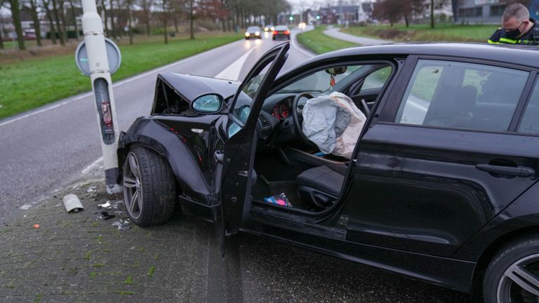 De beschadigde auto.