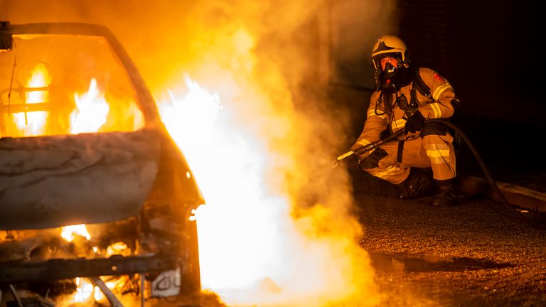 De autobrand in Oss woedde rond twee uur zondagnacht (foto: Gabor Heeres/SQ Vision).