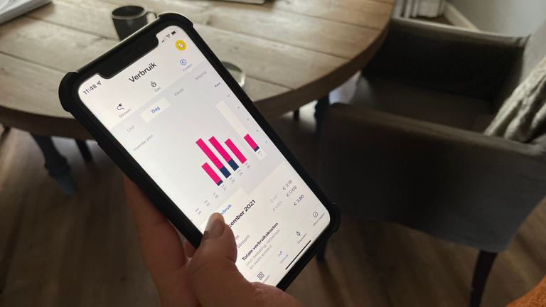 Jessica zit vaak in de stress op de app van haar energieleverancier te kijken (Foto: Alice van der Plas)