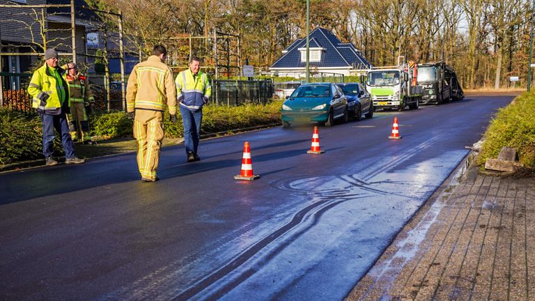 Een deel van de besmeurde weg (foto: Dave Hendriks/SQ Vision Mediaprodukties).