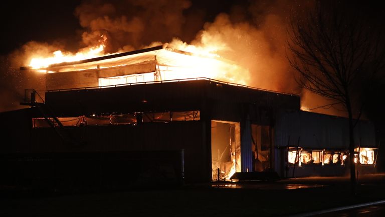 Het bedrijfspand in Roosendaal is reddeloos verloren (foto: Christian Traets/SQ Vision Mediaprodukties).