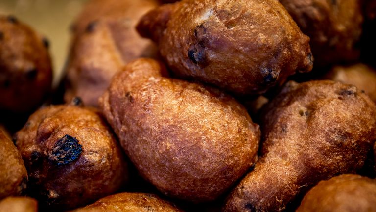 Bij de meeste Nederlanders staat tijdens oudejaarsavond een schaal oliebollen op tafel. (foto: ANP 2021/Remko de Waal).