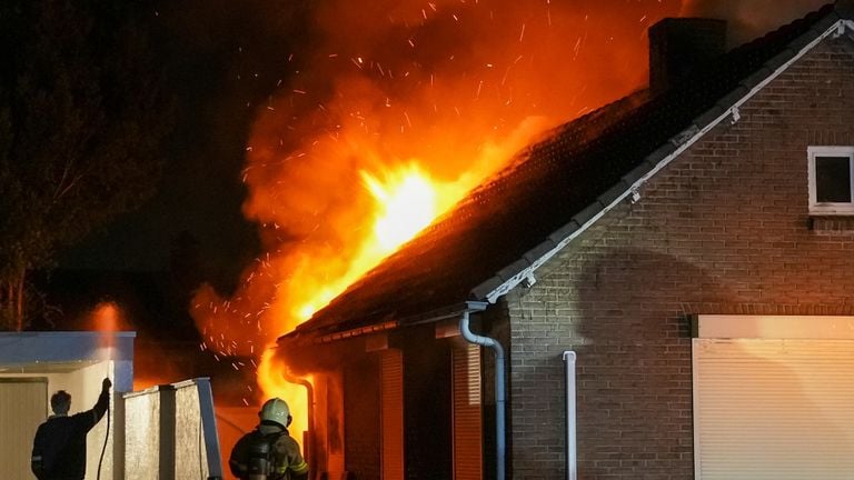 De brandende woning (foto: Gabor Heeres/SQ Vision Mediaprodukties).