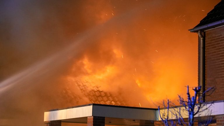 De brand was fel (foto: Gabor Heeres/SQ Vision Mediaprodukties).