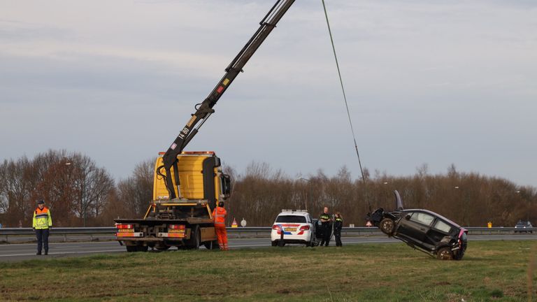 Met een takelwagen werd de auto uit de sloot gehaald (Sander van Gils SQ Vision Mediaprodukties).