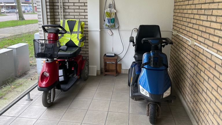 De ruimte waar de scootmobielen staan