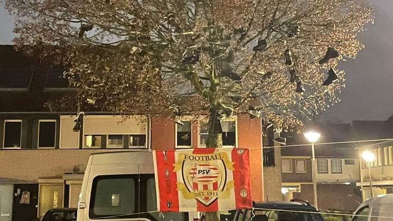 De PSV-vlag die uit de boom is gestolen (bron: facebook).