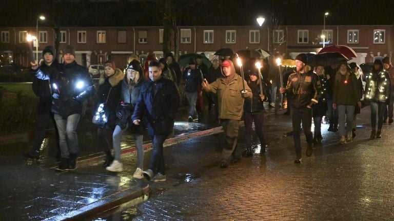 Deelnemers droegen fakkes en lichtjes. (foto: Perry Roovers/SQ Vision Mediaprodukties).